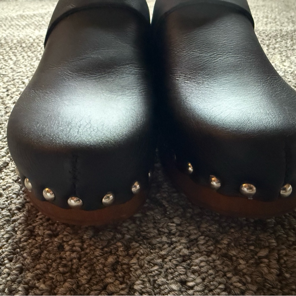 Seychelles Black Leather Slip-On Clogs - Picture 2 of 7